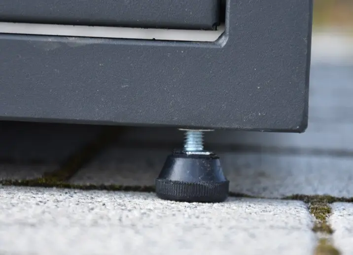Pyöräkaappi säätöjalka.webp