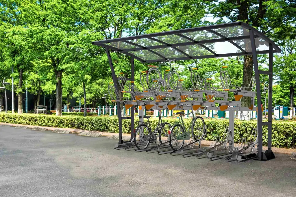 2T katos ja kaksikerroksinen pyöräteline, 18 pyöräpaikkaa